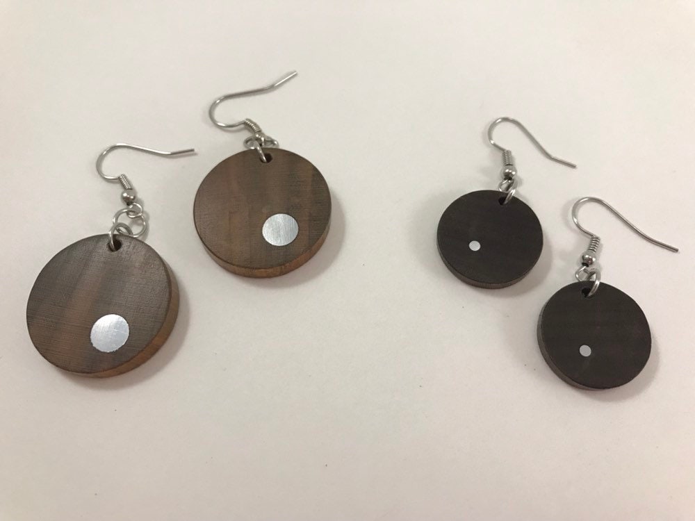 Kreisrunde Ohrhänger Aus Kirschen- Und Walnussholz Mit Aluminiuminlay - Tolles Geschenk Upcycled Mode von BrokenBeats