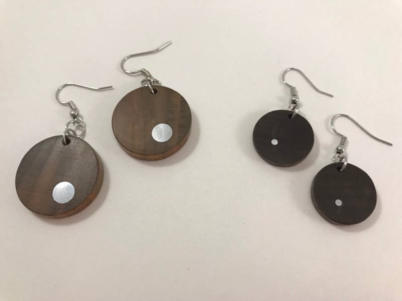 Kreisrunde Ohrhänger Aus Kirschen- Und Walnussholz Mit Aluminiuminlay - Tolles Geschenk Upcycled Mode von BrokenBeats