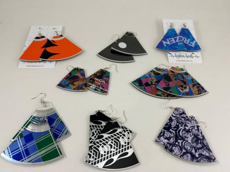 Upcycled Cd Ohrringe - Von Hand Geschnittene Unikat Recyclingprodukt Geschenk Für Sie von BrokenBeats