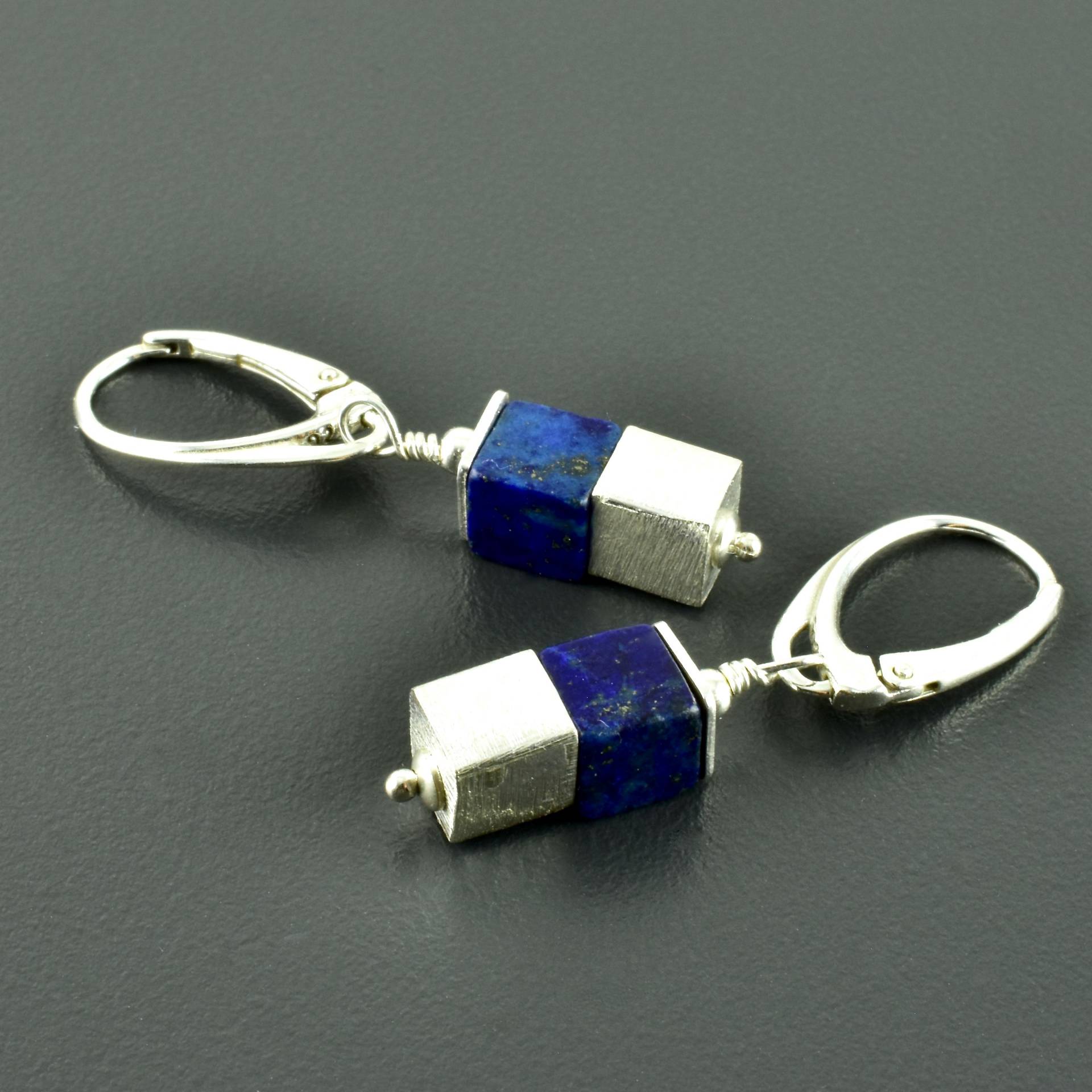 Edelsteinohrringe Mit Lapislazuli Und 925Er Silber, Würfelohrringe in Dunkelblau, Hängeohrringe Eckig Geschenk Freundin Blau Stein Natürlich Edelsteinohrringe Mit Lapislazuli Und 925Er Silber, Würfelohrringe in Dunkelblau, Hängeohrringe Eckig Geschenk Freundin Blau Stein Natürlich von Brombeergruen