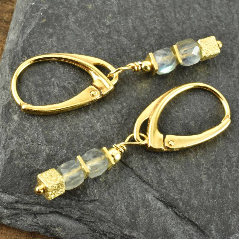 Edle Ohrringe Mit Labradoritwürfeln Und Vergoldetem 925Er Silber, Würfel Zarte Ohrringe, Hängeohrringe, Geschenk Hochzeitstag Geburtstag von Brombeergruen