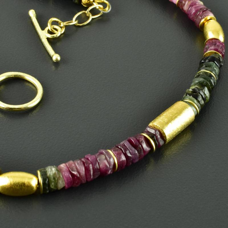 Edles Turmalincollier Mit Facettierten Turmalinscheiben Und Vergoldeten Silberelementen | 925Er Silber Multicolor, Bunt Knebelverschluss Edles Turmalincollier Mit Facettierten Turmalinscheiben Und Vergoldeten Silberelementen | 925Er Silber Multicolor, Bunt Knebelverschluss von Brombeergruen