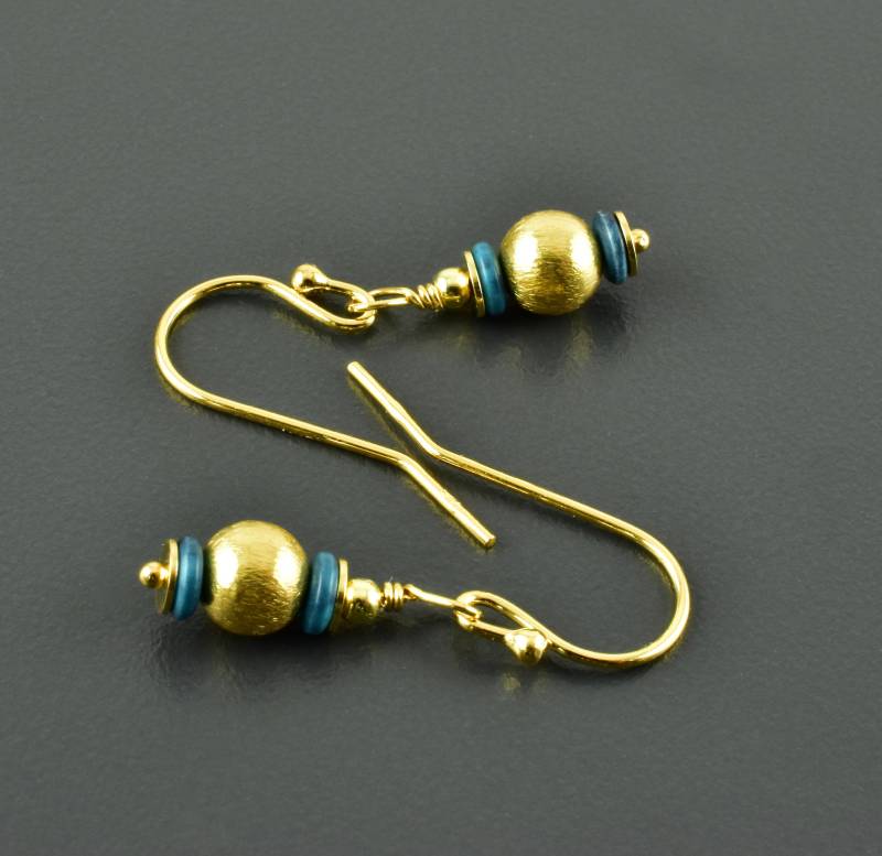 Hängeohrringe Mit Matt Vergoldeter 925Er Silber Kugel Und Chrysokoll in Türkis-Grün, Ohrringe Geschenk Freundin Brautschmuck Minimalistisch Hängeohrringe Mit Matt Vergoldeter 925Er Silber Kugel Und Chrysokoll in Türkis-Grün, Ohrringe Geschenk Freundin Brautschmuck Minimalistisch von Brombeergruen