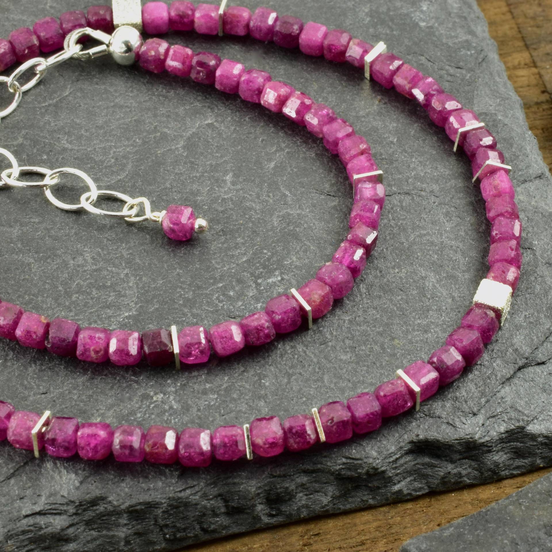 Rubin-Würfel-Kette Mit 925Er Silber Zarte Zierlich Edelsteinkette Facettierten Würfeln Rubinrot Rubinhochzeit Geschenk Freundin Rubin-Würfel-Kette Mit 925Er Silber Zarte Zierlich Edelsteinkette Facettierten Würfeln Rubinrot Rubinhochzeit Geschenk Freundin von Brombeergruen