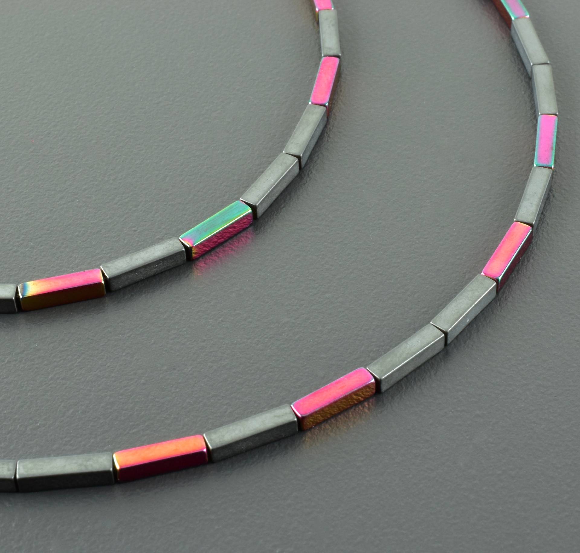 Zarte, Schmale Hämatitkette, Rechtecke in Matt Grau Und Multicolor Glänzend - Minimalistisch Pink Grün Kette Eckig Colliergeschenk von Brombeergruen