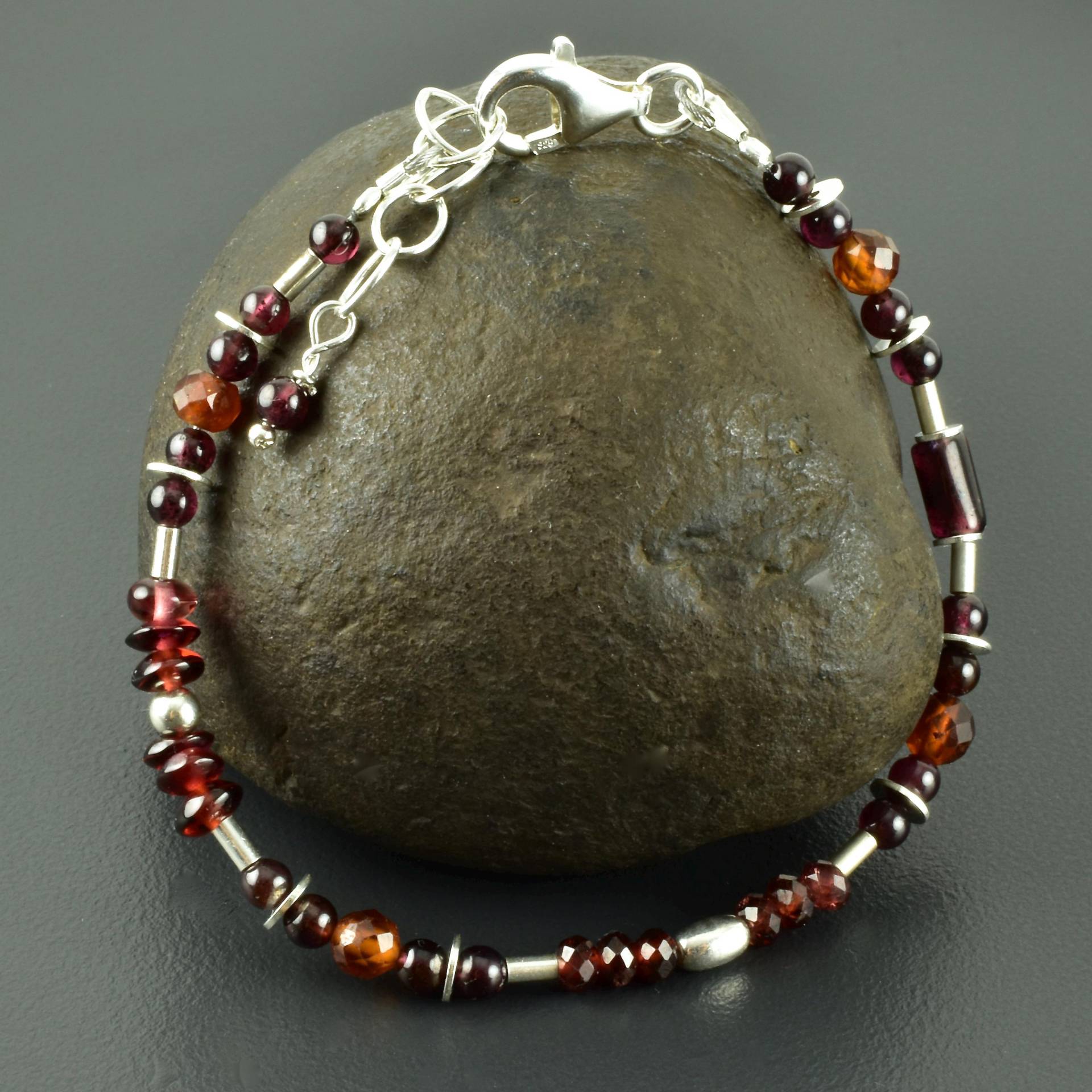 Zartes Granat-Armband/Armkettchen Mit 925Er Silber Unikatschmuck Minimalistisch Edelsteinarmband Geschenk Roter Schmuck Natürliche Steine Zartes Granat-Armband/Armkettchen Mit 925Er Silber Unikatschmuck Minimalistisch Edelsteinarmband Geschenk Roter Schmuck Natürliche Steine von Brombeergruen