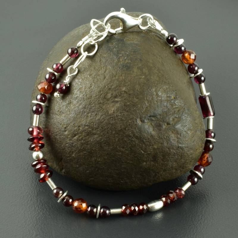 Zartes Granat-Armband/Armkettchen Mit 925Er Silber Unikatschmuck Minimalistisch Edelsteinarmband Geschenk Roter Schmuck Natürliche Steine Zartes Granat-Armband/Armkettchen Mit 925Er Silber Unikatschmuck Minimalistisch Edelsteinarmband Geschenk Roter Schmuck Natürliche Steine von Brombeergruen