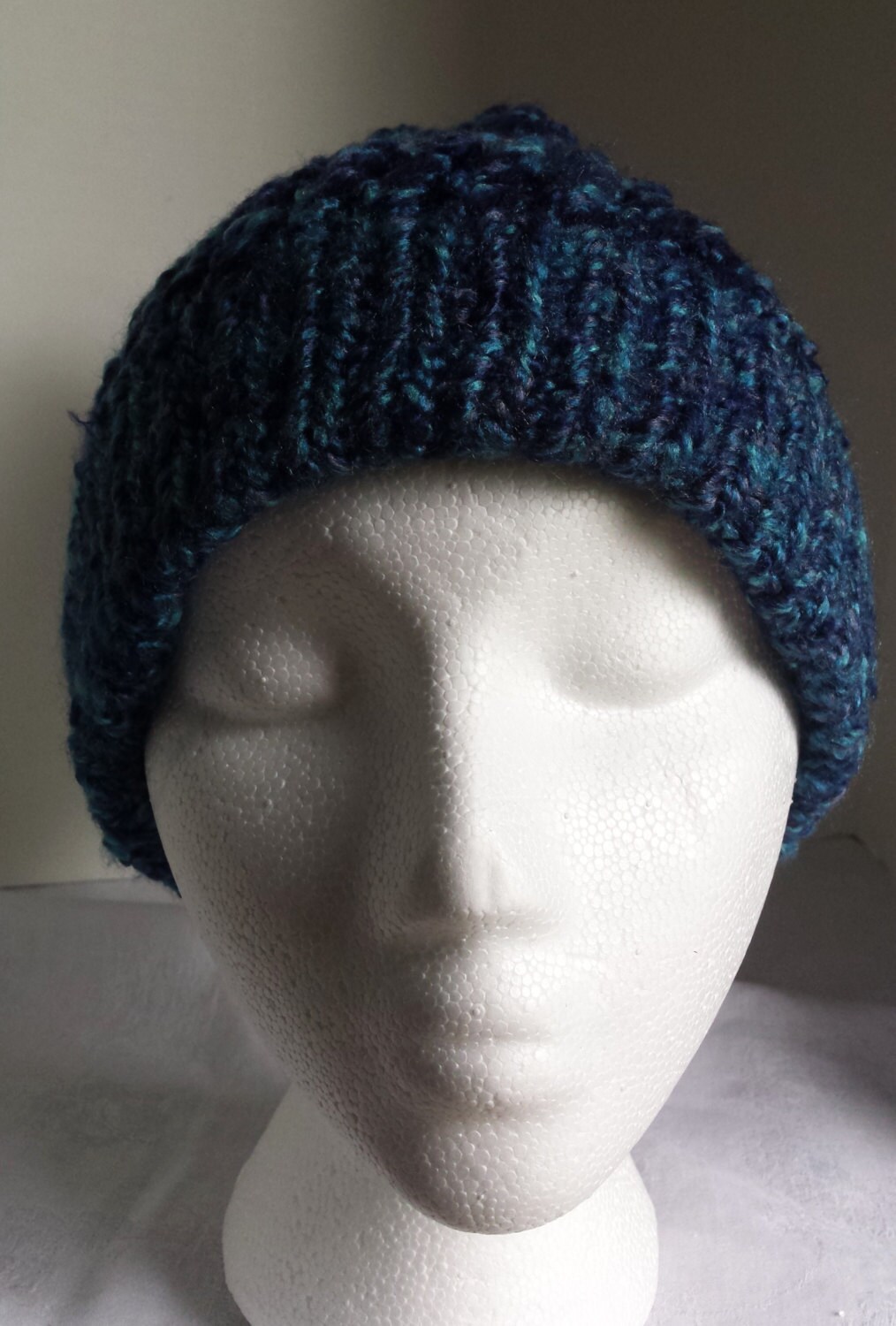 Neue Blau Auf Pom Strickmütze. Handgemachte Usa. Versand Kostenlos in Den Neue Blau Auf Pom Strickmütze. Handgemachte Usa. Versand Kostenlos in Den von BromleyDesigns