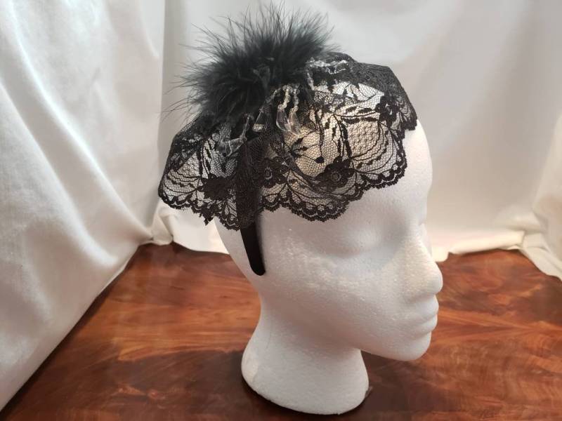 Neuer Kristall & Schwarzer Spitzen Fascinator. Haarband Accessorie. Kundenanfertigungen Begrüßt. Handgemacht. Versand Kostenlos in Den Usa Neuer Kristall & Schwarzer Spitzen Fascinator. Haarband Accessorie. Kundenanfertigungen Begrüßt. Handgemacht. Versand Kostenlos in Den Usa von BromleyDesigns