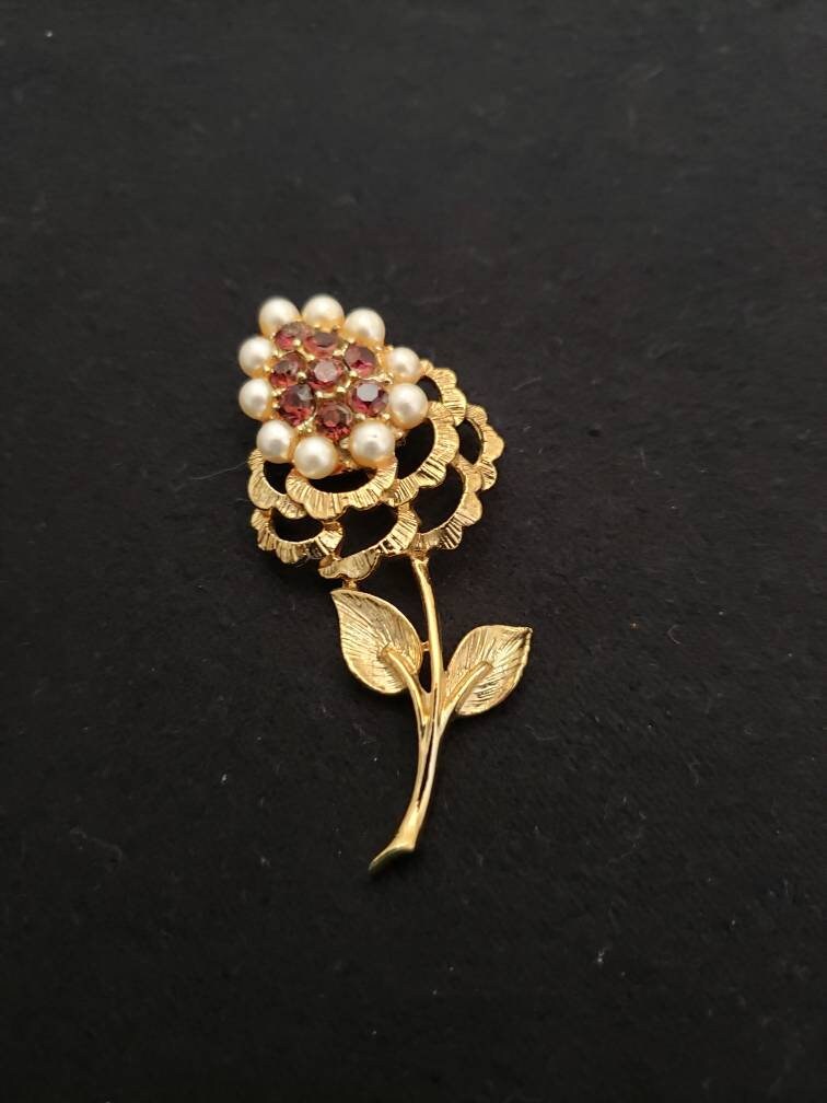 Vintage Brosche Mit Amethyst-Farbenen Kristallsteinen Und Perlen. Super Zustand. Goldoptik. Fertig Zum Tragen. Versand in Den Usa Kostenlos von BromleyDesigns