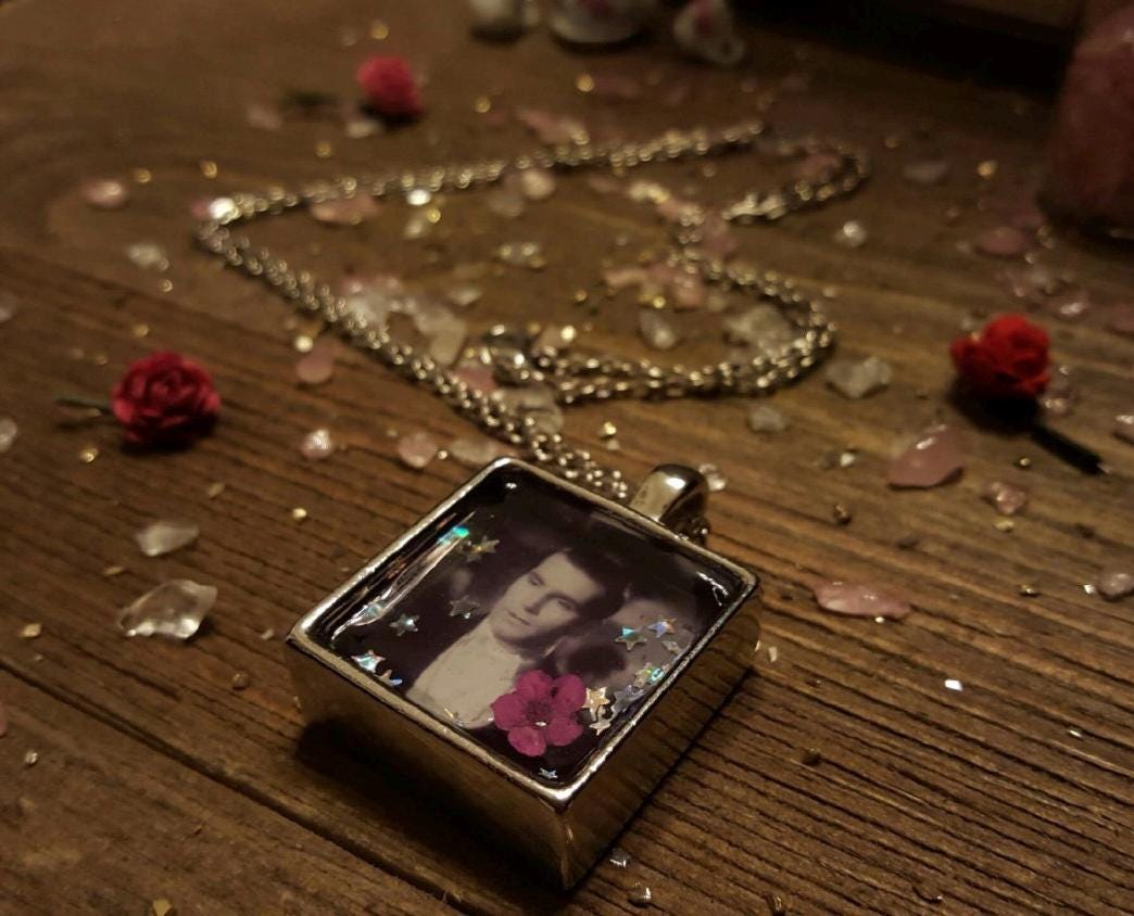 Laurence Olivier "Mr. Darcy' Schwergewichts-Harz-Anhänger Laurence Olivier "Mr. Darcy' Schwergewichts-Harz-Anhänger von BrontePressJewelry