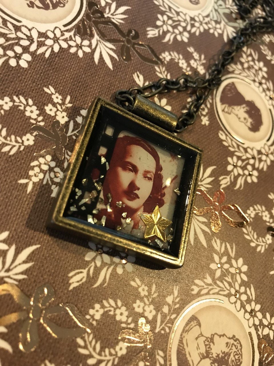 Merle Oberon Schwergewicht-Resinanhänger Merle Oberon Schwergewicht-Resinanhänger von BrontePressJewelry