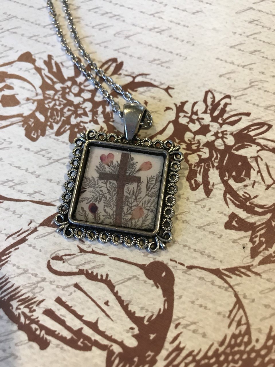 Silber Blumenkreuz Halskette Jesus Blumen Silber Blumenkreuz Halskette Jesus Blumen von BrontePressJewelry