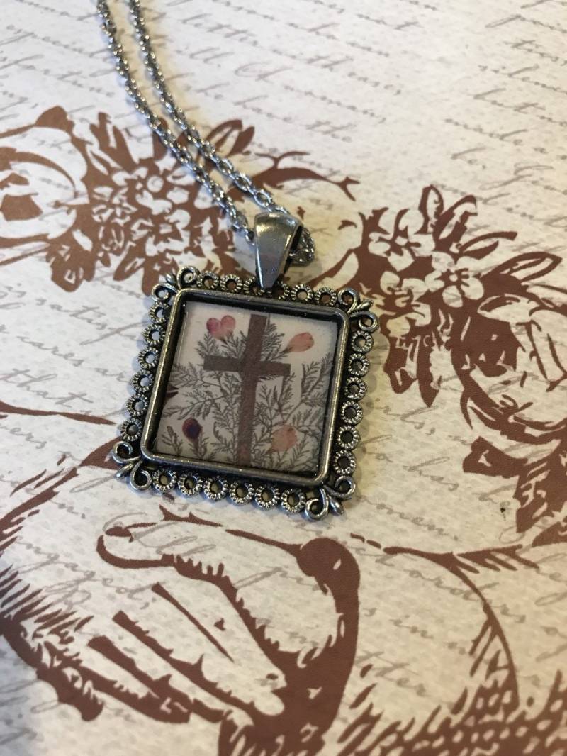 Silber Blumenkreuz Halskette Jesus Blumen Silber Blumenkreuz Halskette Jesus Blumen von BrontePressJewelry
