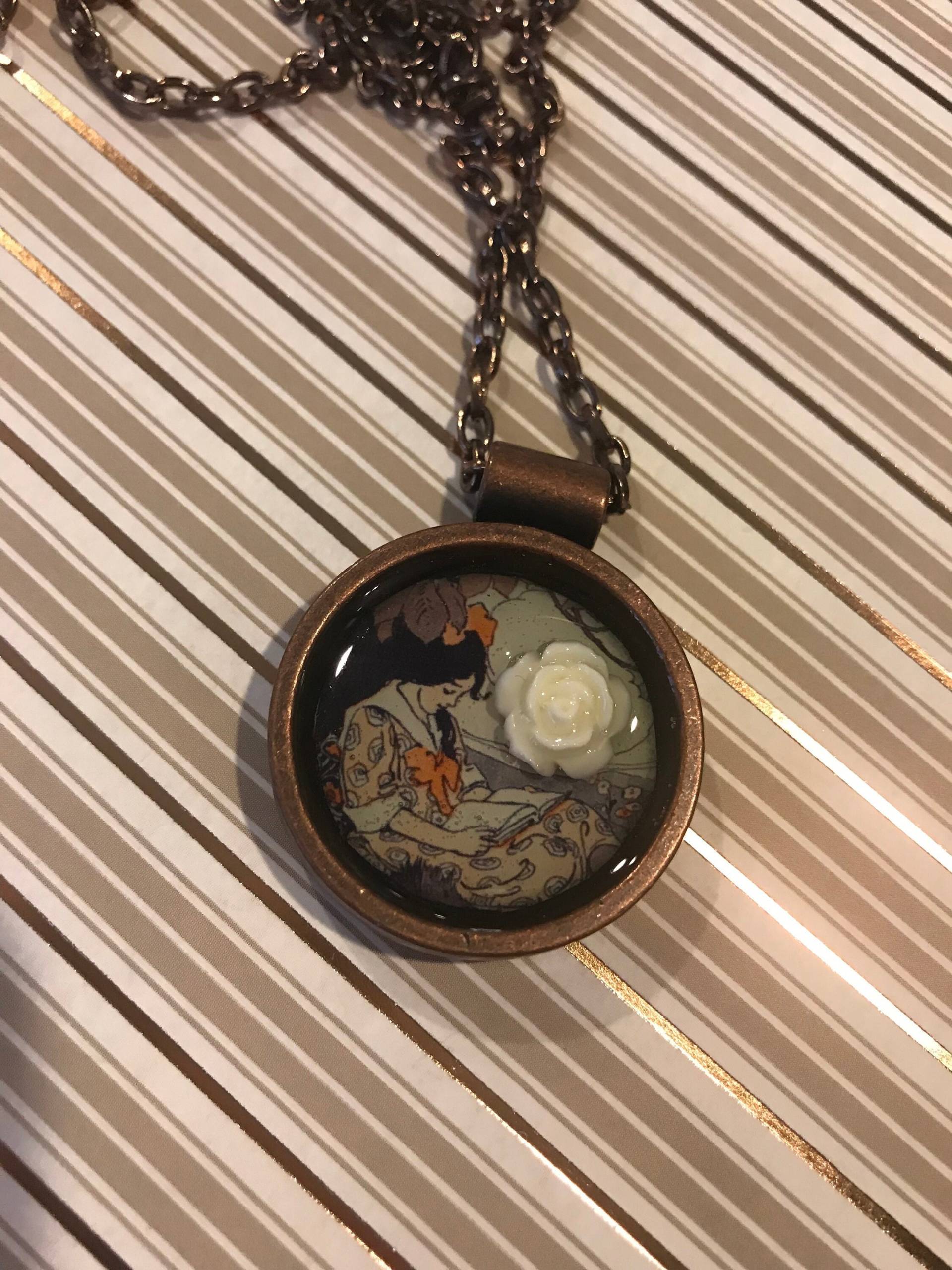 Tag Träumende Mädchen-Lesekunst-Halskette Tag Träumende Mädchen-Lesekunst-Halskette von BrontePressJewelry