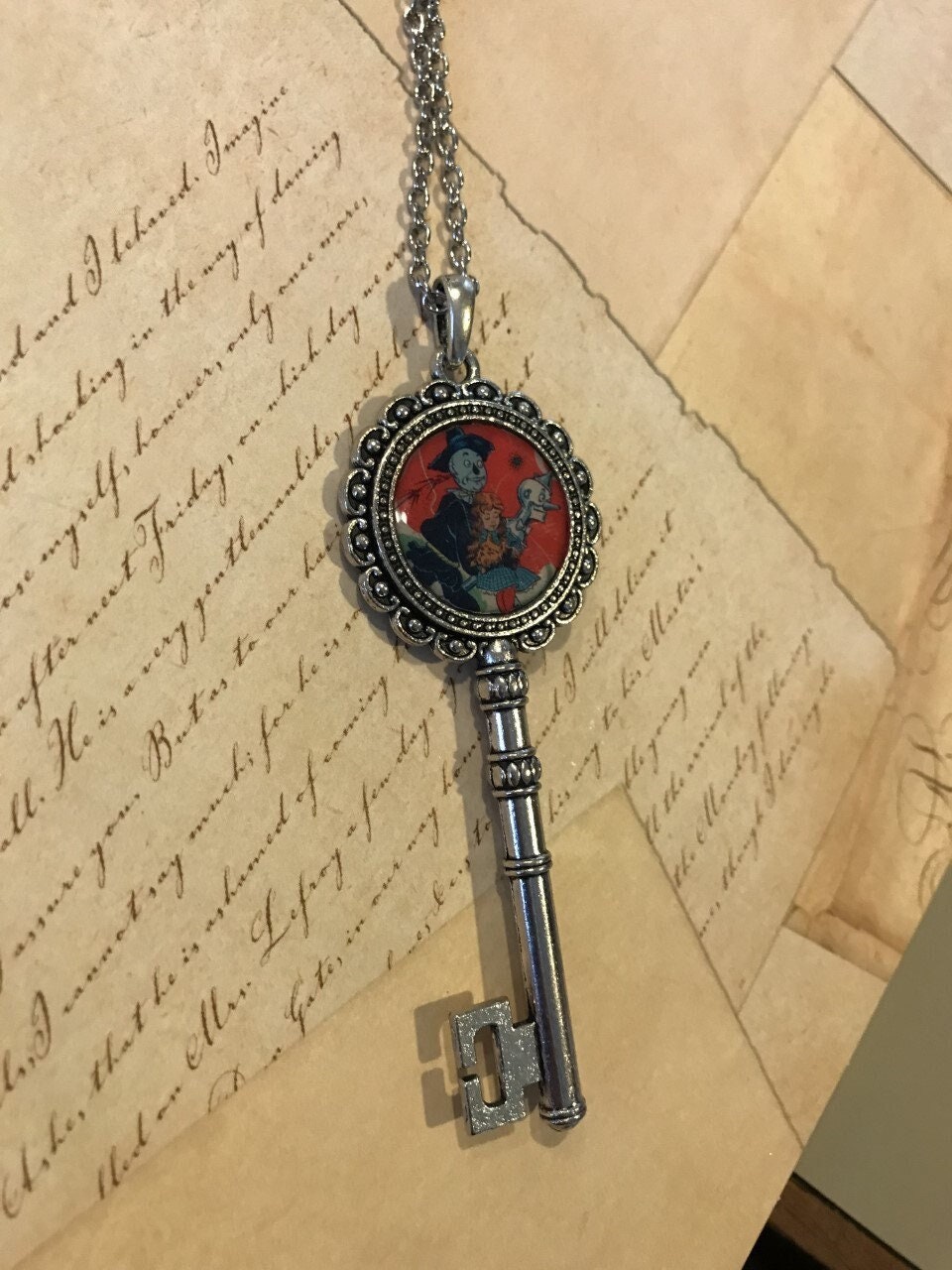 Wicked Zauberer Von Oz Tinman Vogelscheuche Schlüssel Anhänger Halskette Literatur Geschenk Wicked Zauberer Von Oz Tinman Vogelscheuche Schlüssel Anhänger Halskette Literatur Geschenk von BrontePressJewelry
