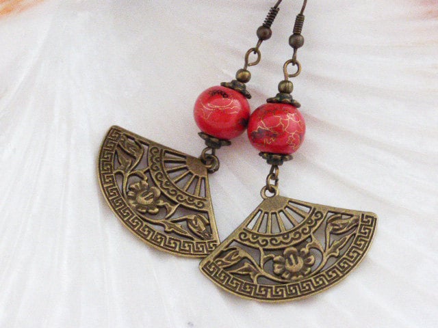 Hübsche Filigrane Fächer Ohrringe in Antike Bronze Mit Rot & Gold Porzellan Perlen, Durchbohrte, Drop Ohrringe, Handgemachter Schmuck, Schmuck von Brontique