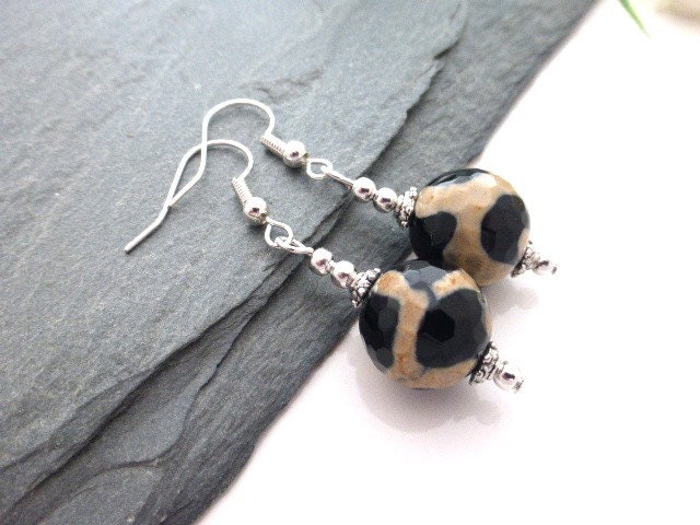 Hübsche Schwarze Und Cremefarbene Facettierte Achat Tropfen Silber Ohrringe, Durchbohrt, Schmuck, Uk Verkäufer von Brontique