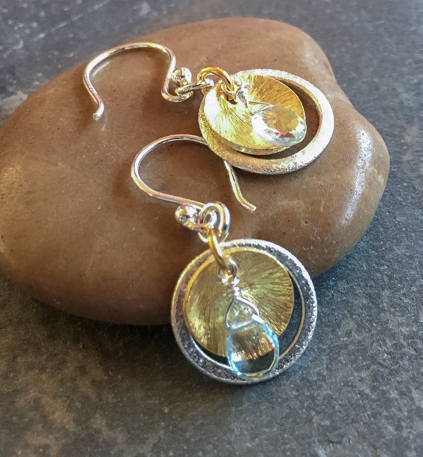Aquamarin-Ohrring in Silber Und Gold, Sterling Silber, März Geburtsstein, Mischmetall Aquamarin-Ohrring in Silber Und Gold, Sterling Silber, März Geburtsstein, Mischmetall von BronzeLeafStudio