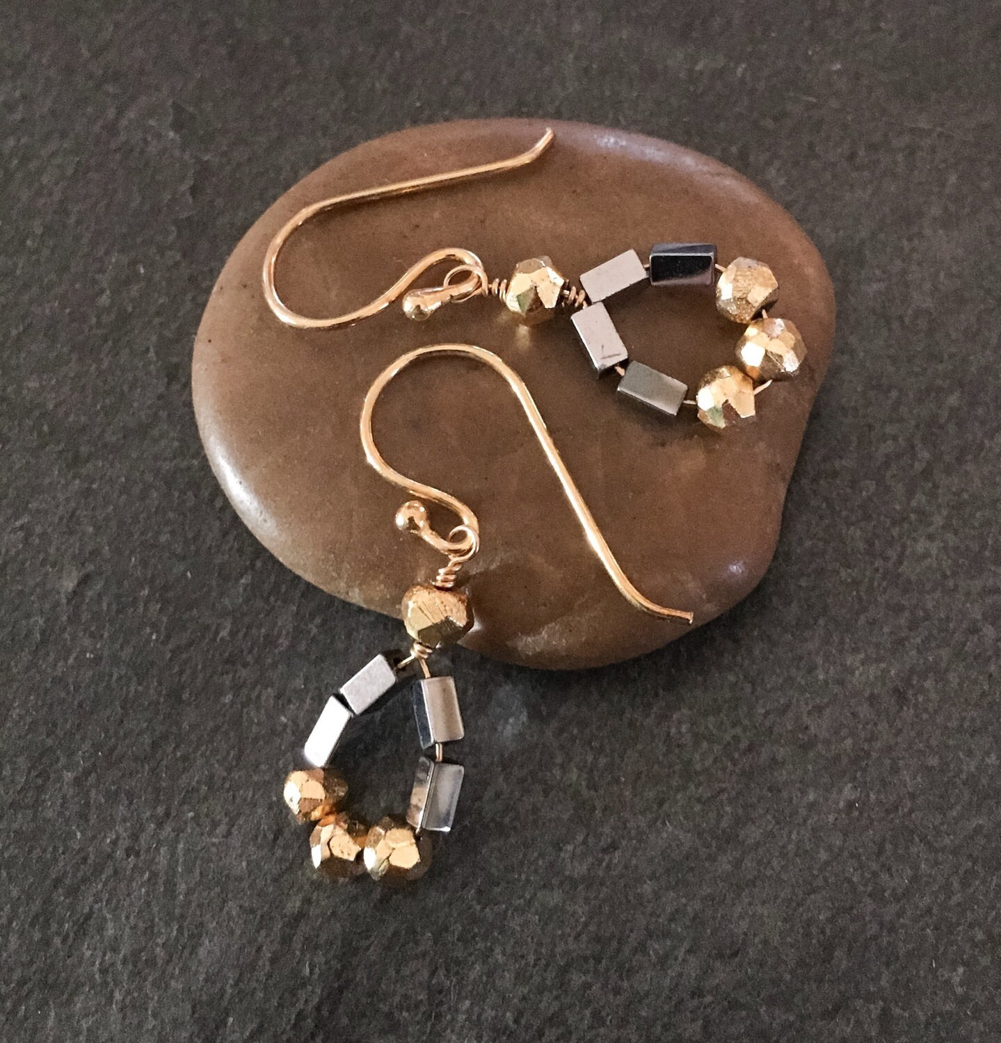Hämatit Ohrringe in Gold, Schwarz Und Gold Hämatit Ohrringe in Gold, Schwarz Und Gold von BronzeLeafStudio