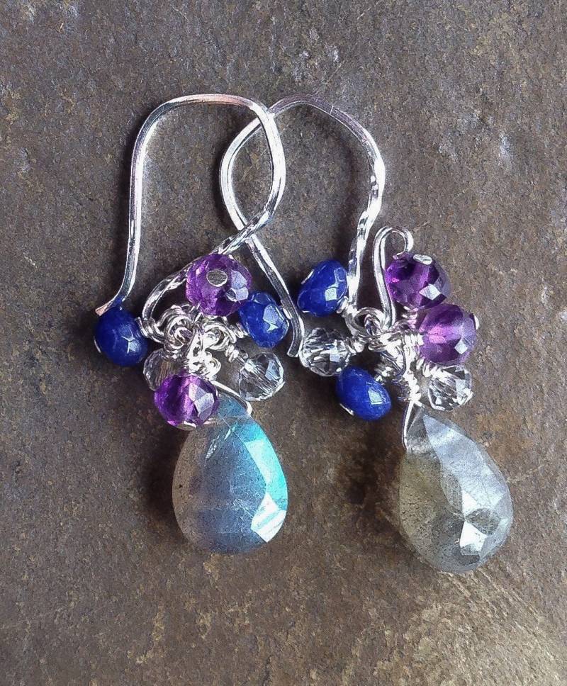 Labradorit Ohrringe Mit Amethyst, Saphir Und Quarz Kristall. Sterling Silber, Handgemachte Schmuck, Edelsteinschmuck Labradorit Ohrringe Mit Amethyst, Saphir Und Quarz Kristall. Sterling Silber, Handgemachte Schmuck, Edelsteinschmuck von BronzeLeafStudio
