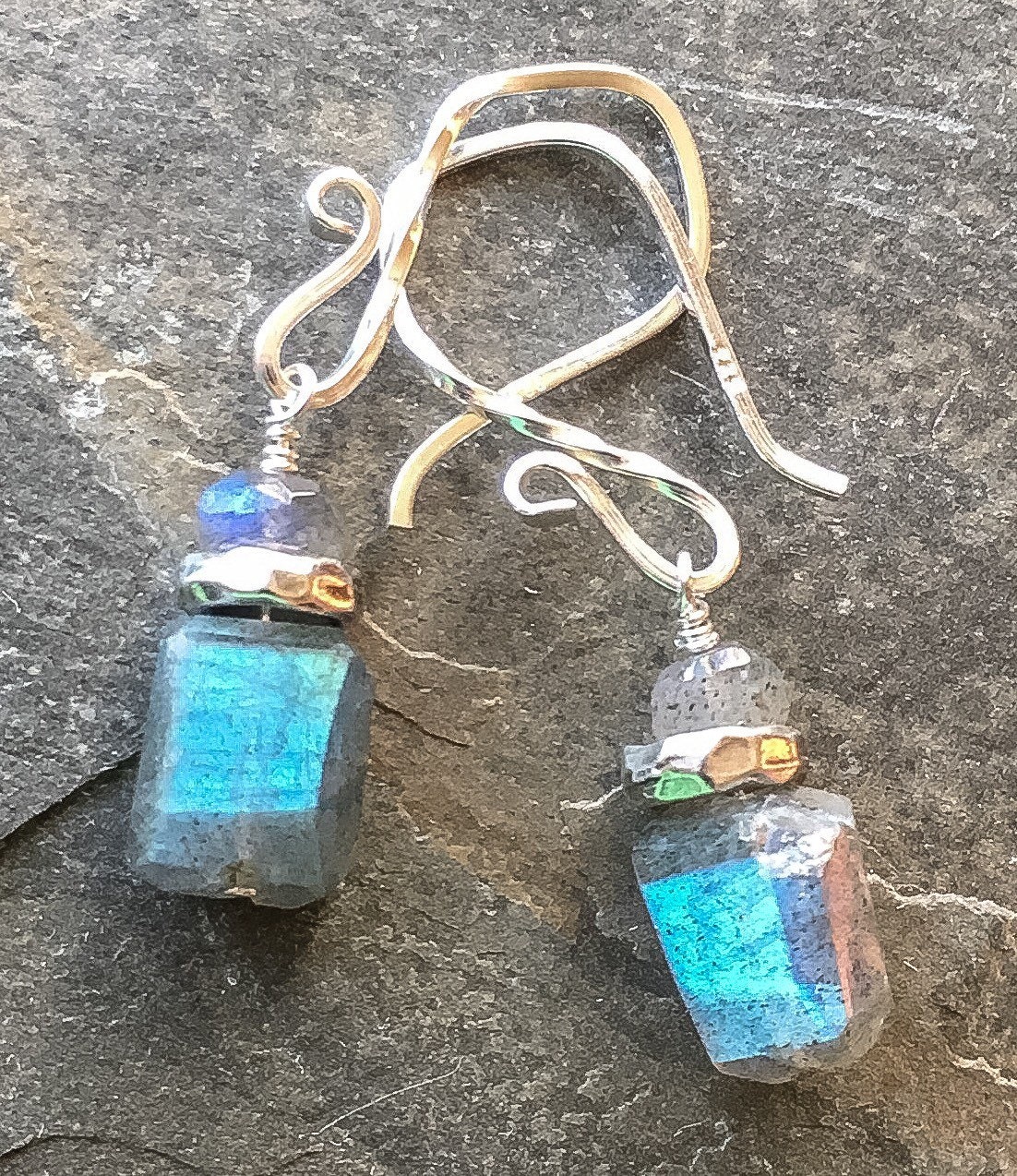 Labradorit-Ohrringe Mit Sterling Silber Labradorit-Ohrringe Mit Sterling Silber von BronzeLeafStudio