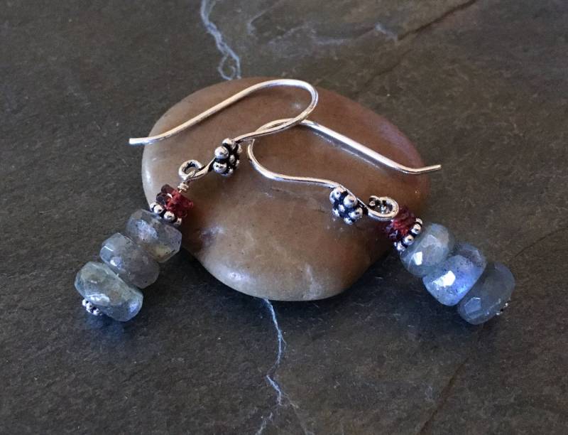 Labradorit Und Granat Ohrringe in Sterling Silber Labradorit Und Granat Ohrringe in Sterling Silber von BronzeLeafStudio