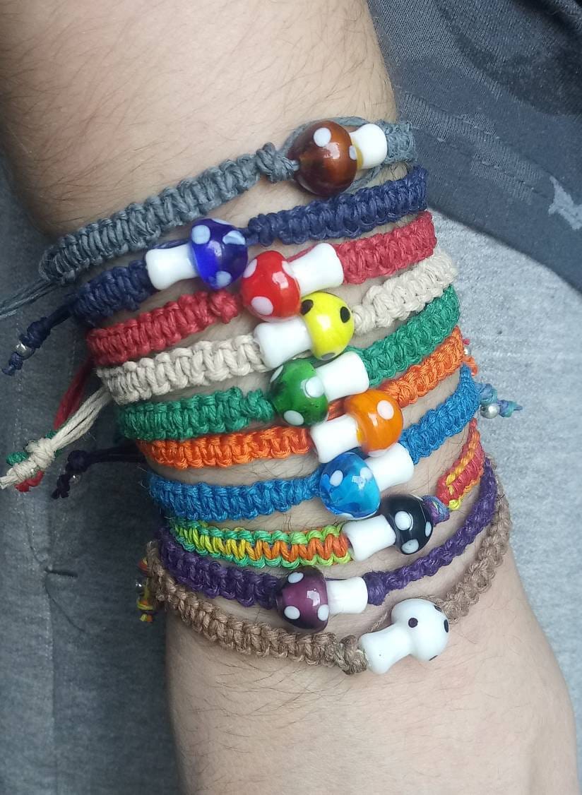 Verstellbares Fliegenpilz Armband/ Verstellbares Hanf Schmuck Aus Hanf/ Pilz Armband Verstellbares Fliegenpilz Armband/ Verstellbares Hanf Schmuck Aus Hanf/ Pilz Armband von BronzeShepherdStudio