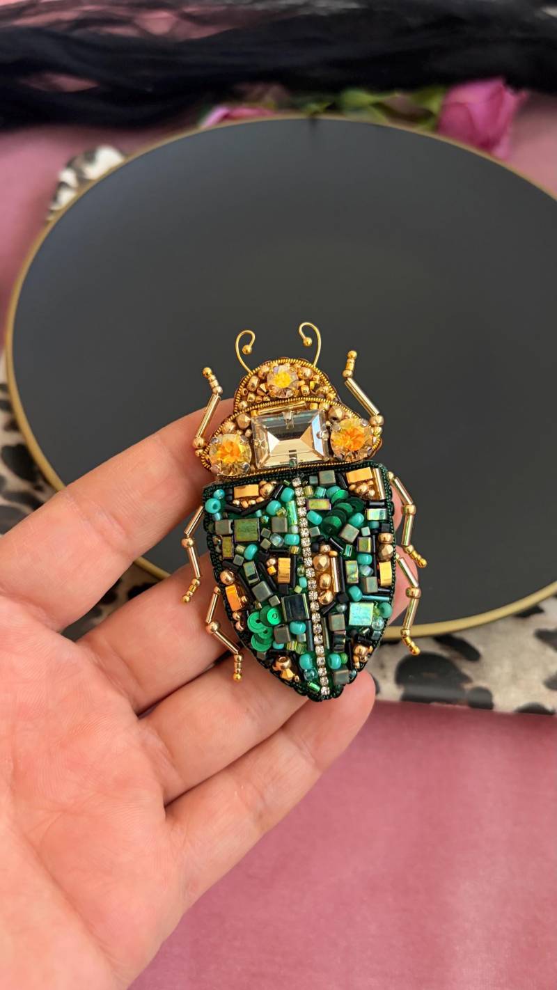 Grüne Motten Brosche, Insekten Schmuck, Handgemachtes Insekt, Geschenk Für Frau, Gestickte Bug Pin, Perlen Grünes Insekt von BroochesByRain