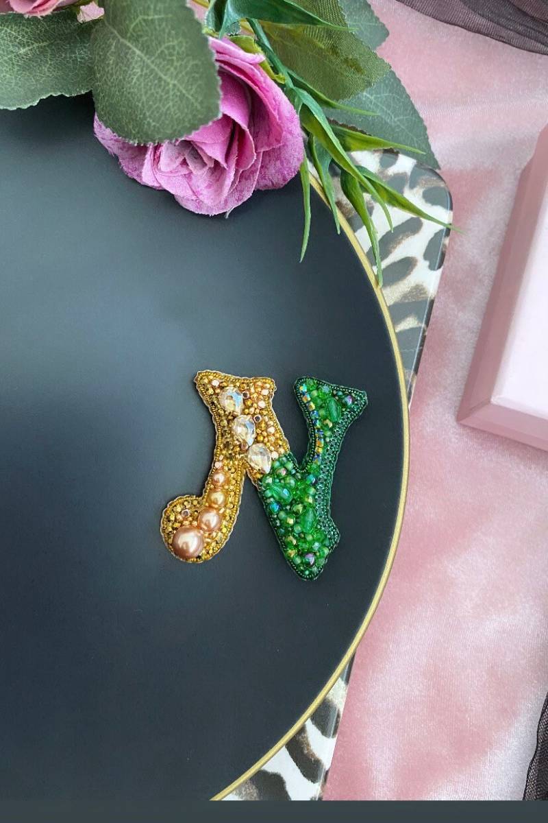 Handgefertigte Buchstaben Brosche, Gestickte Grün Name Pin, Perlen Kristall Schmuck, Individuelle Schmuck Anhänger, İnitial Zeichen Geschenk von BroochesByRain