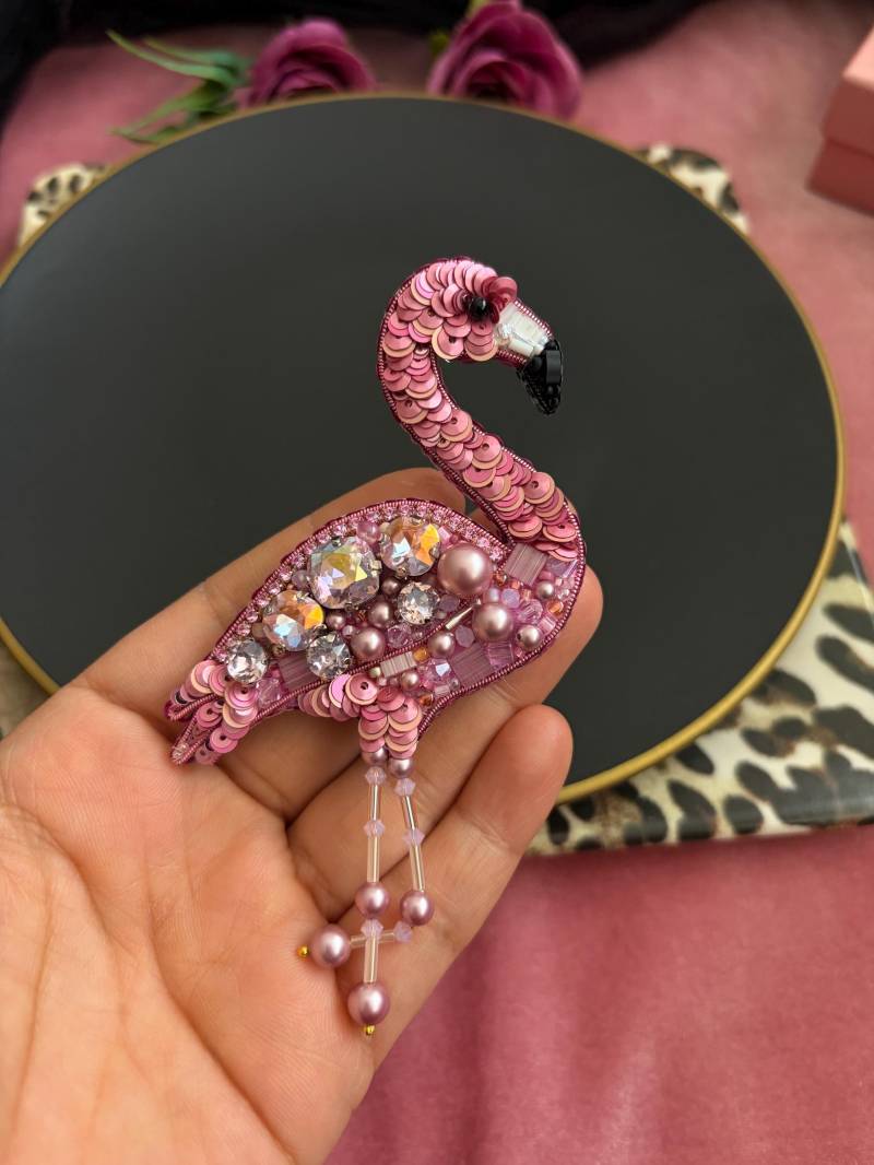 Handgemachte Glasperlen Flamingo Brosche, Pink Jewel Pin von BroochesByRain