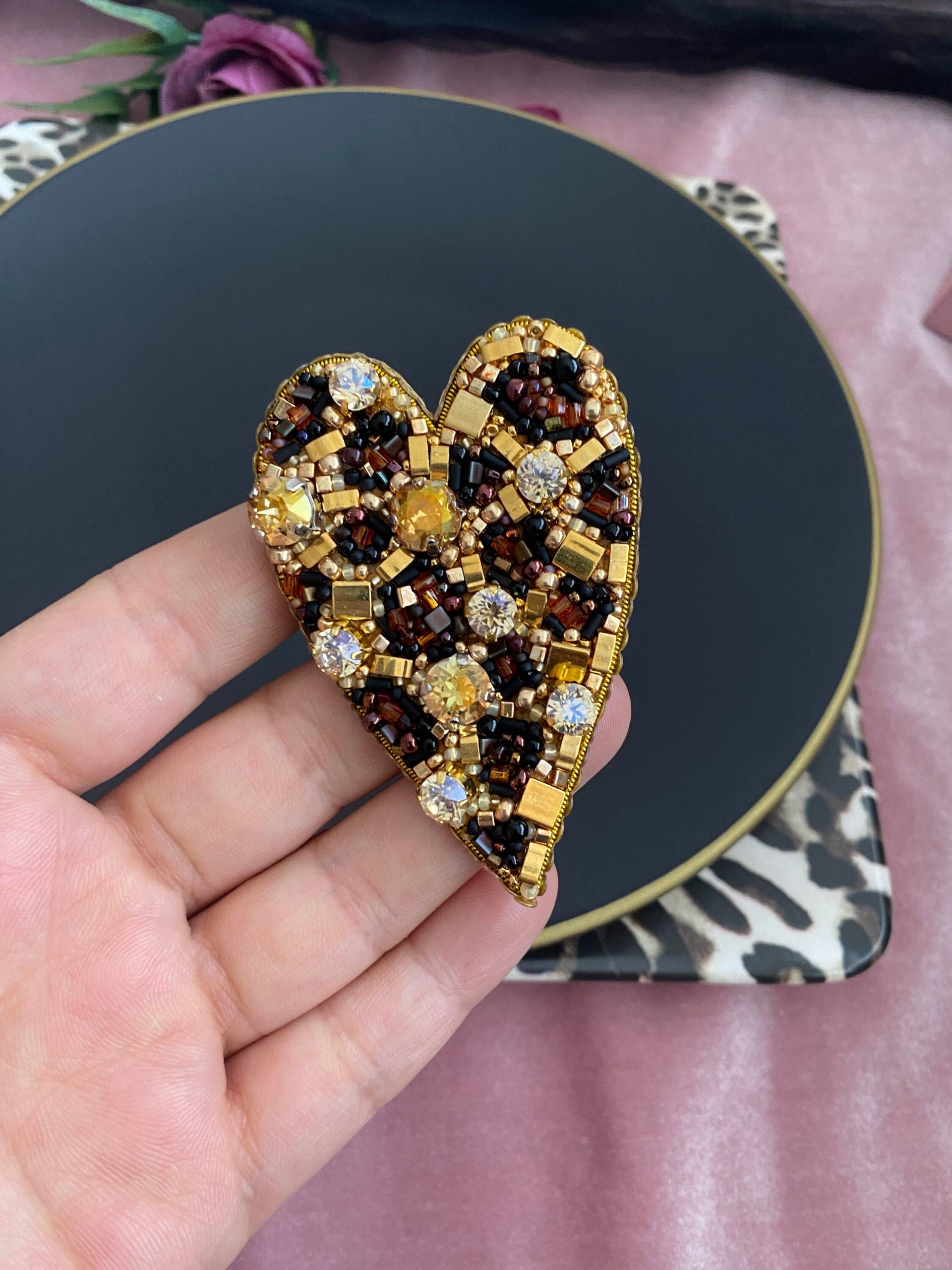 Handgefertigte Leopard Herz Brosche Kristall Tier Anstecknadel von BroochesByRain