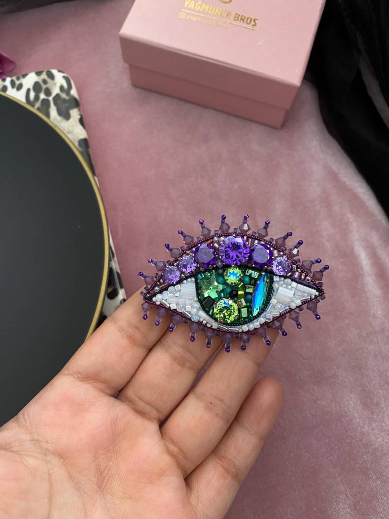 Handgefertigte Swarovski Kristall Evil Eye Brosche Bunte Anstecknadel von BroochesByRain