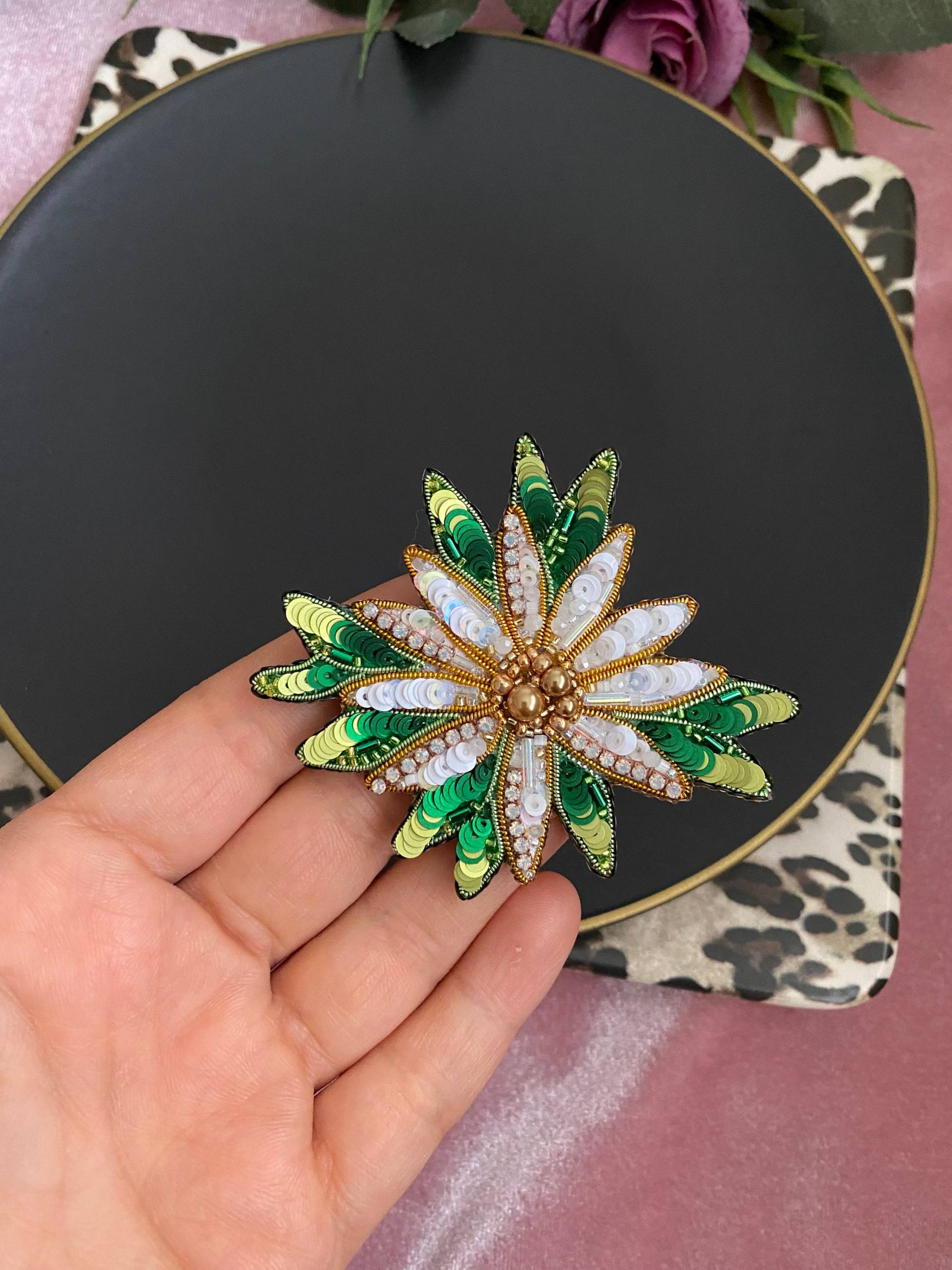 Handgemachte Gänseblümchen Brosche Bestickte Kamillenbrosche Mit Swarovski Kristallen von BroochesByRain