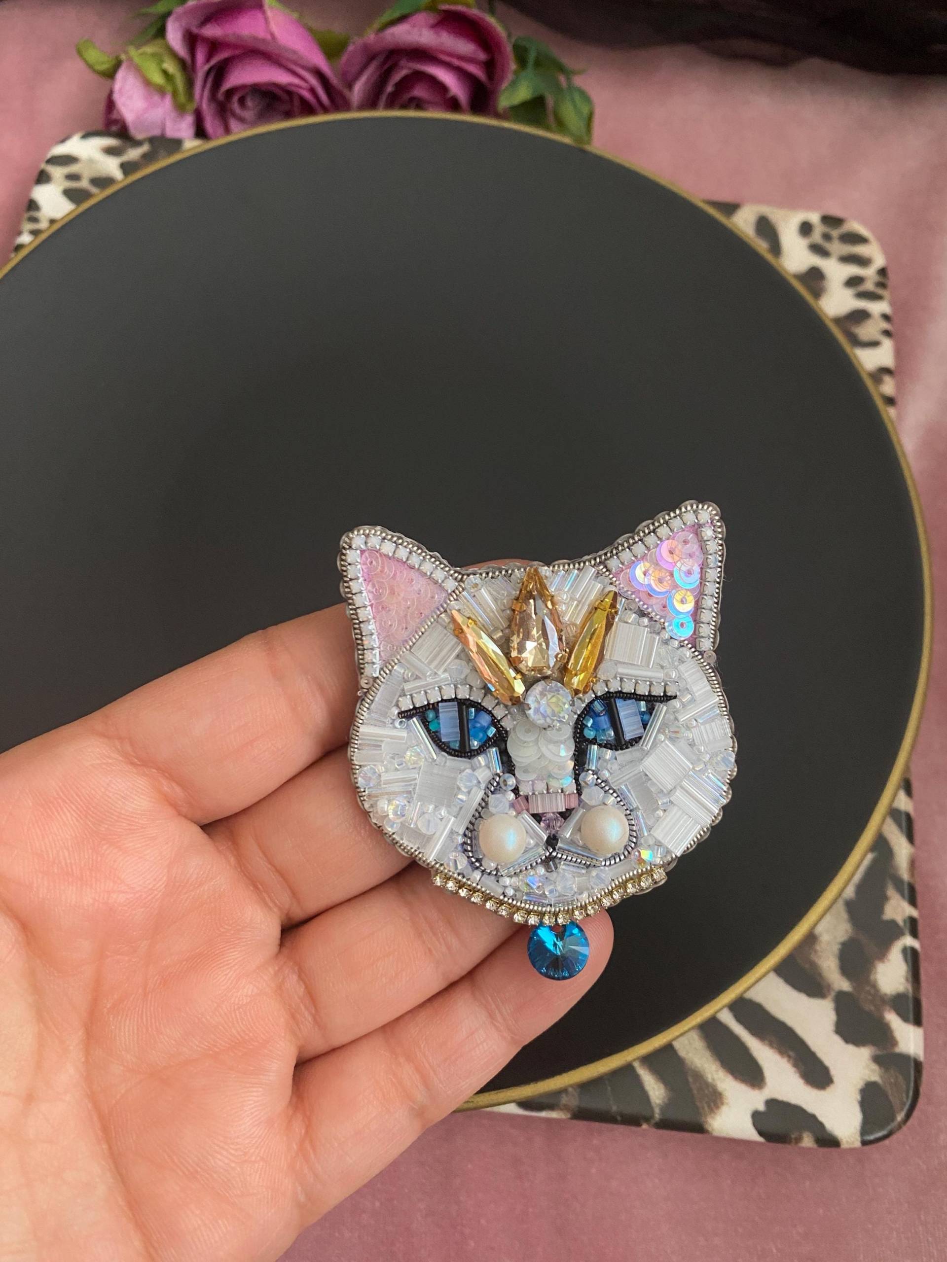 Handgemachte Gestickte Katzen Brosche Personalisierter Tier Schmuck von BroochesByRain