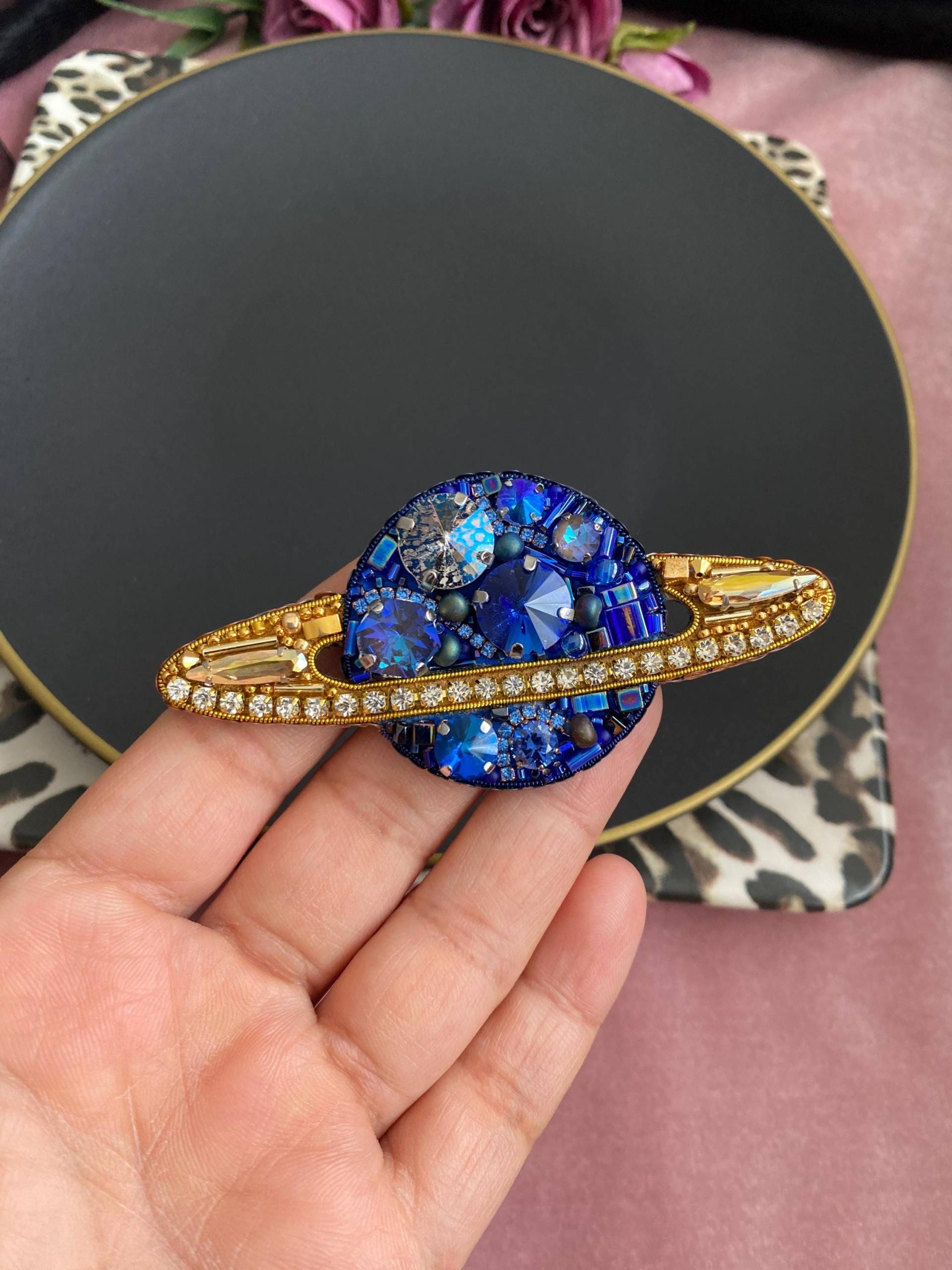 Handgemachte Gestickte Planet Brosche Swarovski Kristall Saturn Anstecknadel von BroochesByRain