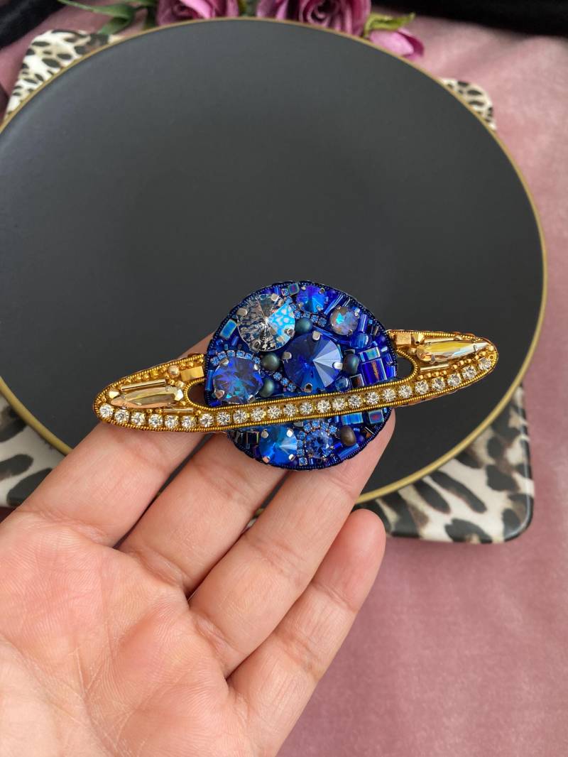 Handgemachte Gestickte Planet Brosche Swarovski Kristall Saturn Anstecknadel von BroochesByRain
