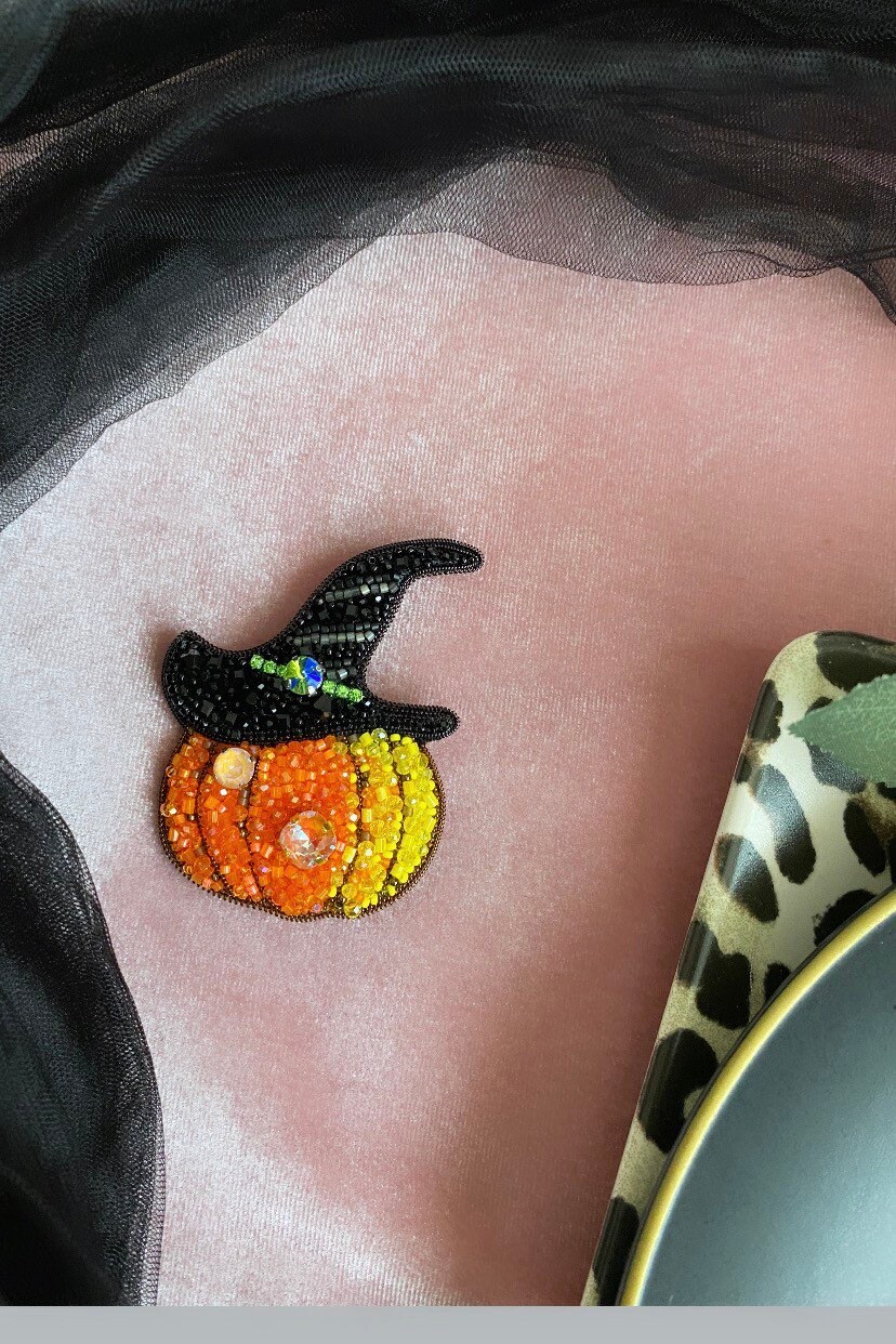 Handgemachte Kürbis Brosche, Halloween Schmuck, Personalisierte Design Geschenke, Geschenk Für Sie, Maßgeschneiderte Accessoire, Kristall Mit von BroochesByRain