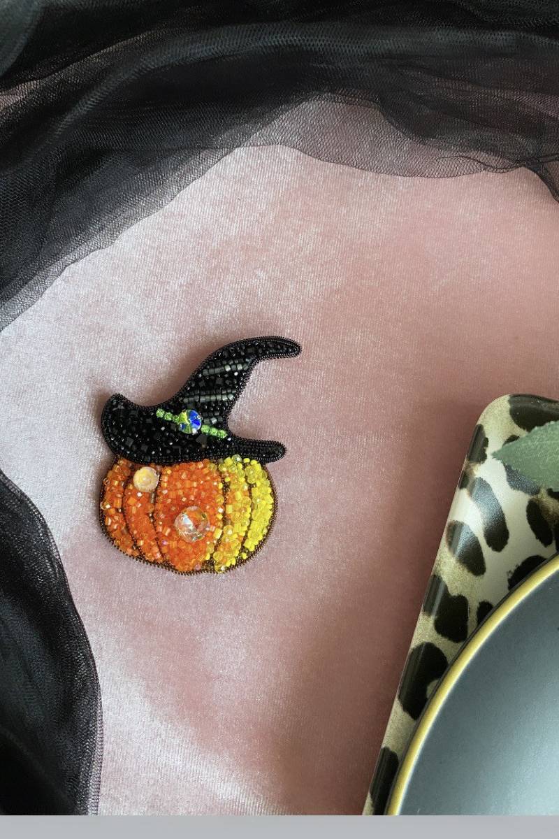 Handgemachte Kürbis Brosche, Halloween Schmuck, Personalisierte Design Geschenke, Geschenk Für Sie, Maßgeschneiderte Accessoire, Kristall Mit von BroochesByRain
