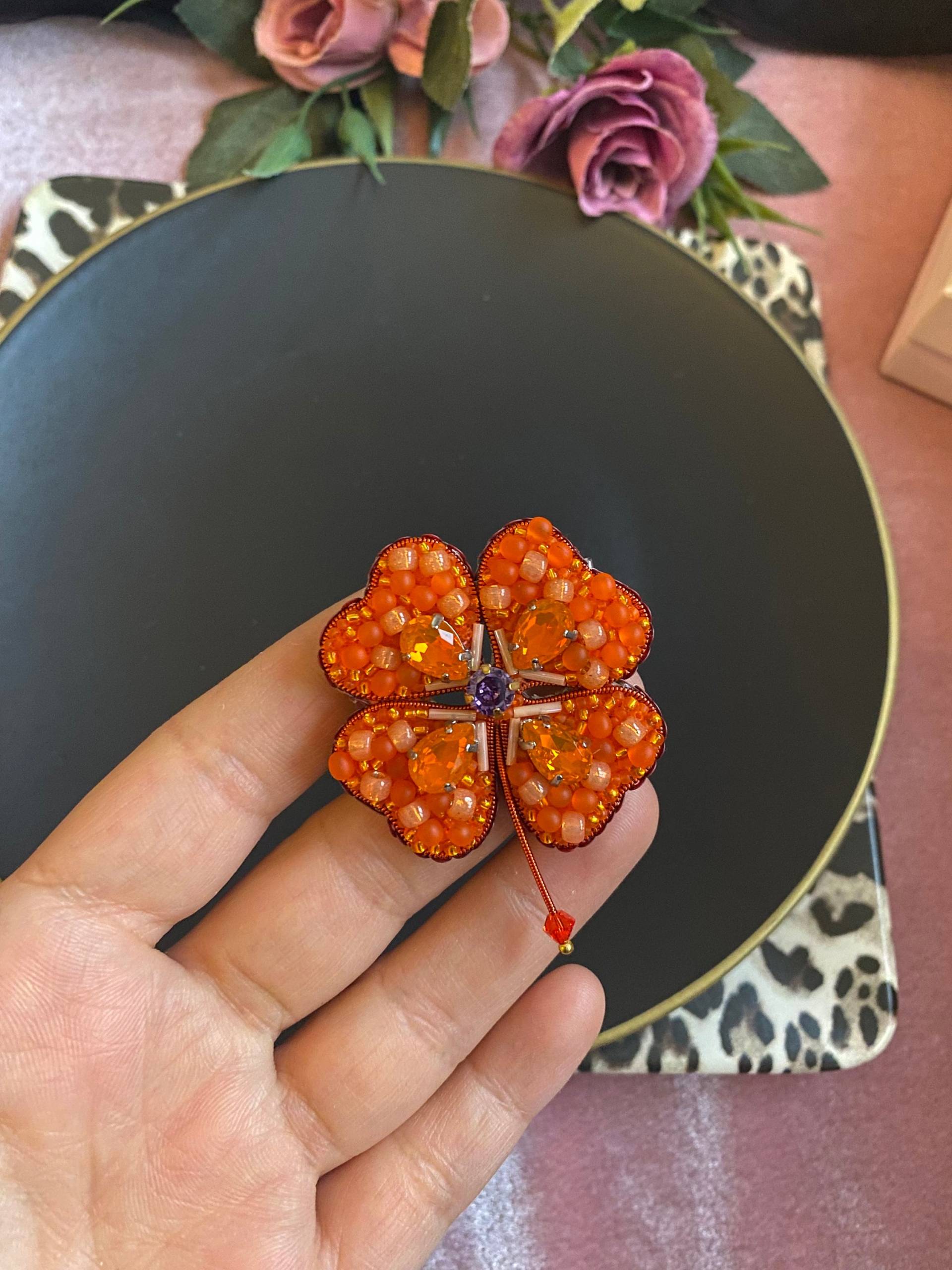 Handgemachte Perlen Brosche Kleeblatt Oranges Kleeblatt Anstecknadel von BroochesByRain