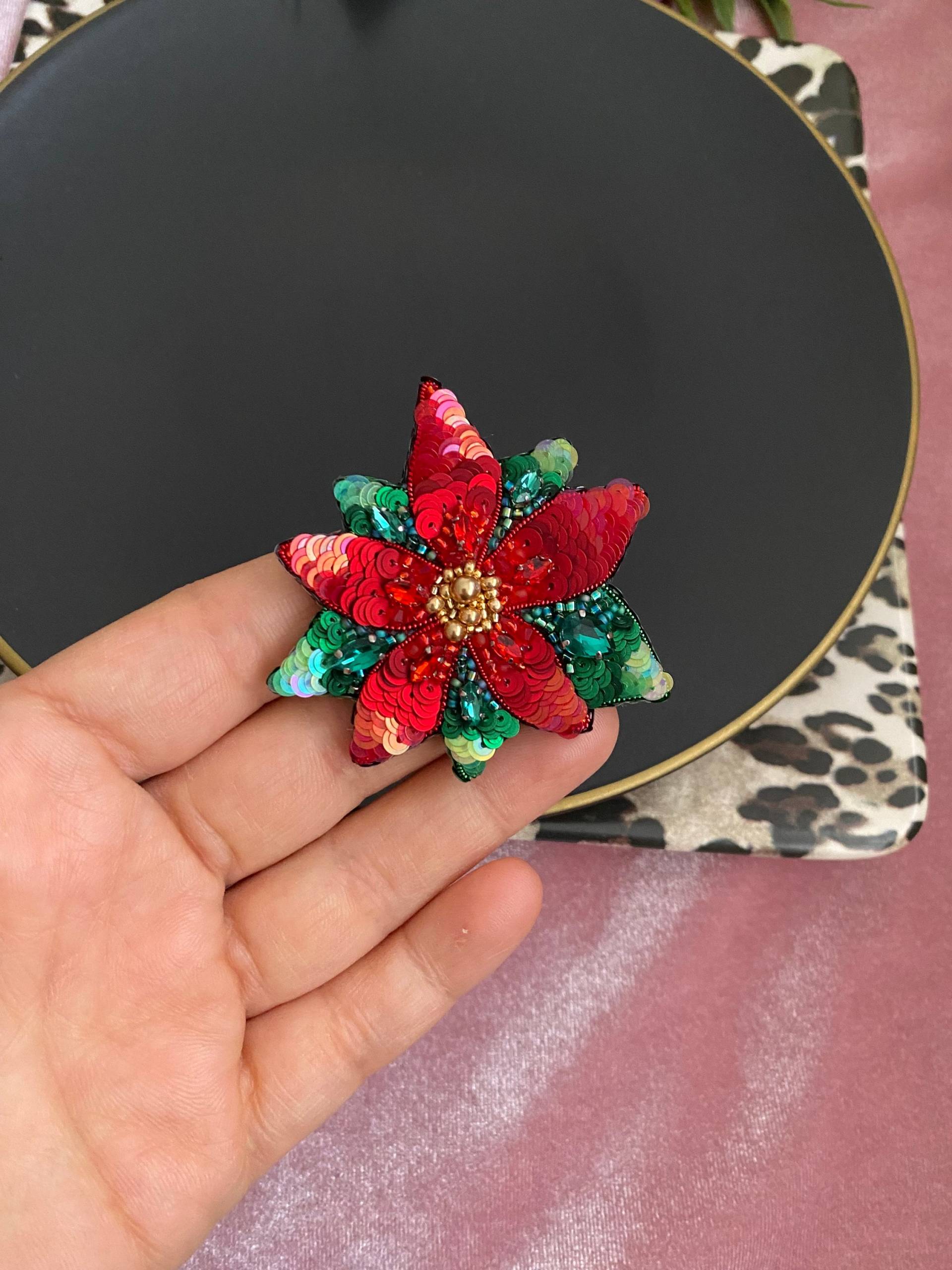 Handgemachte Perlen Brosche Weihnachtsstern Rote Blume Anstecknadel von BroochesByRain