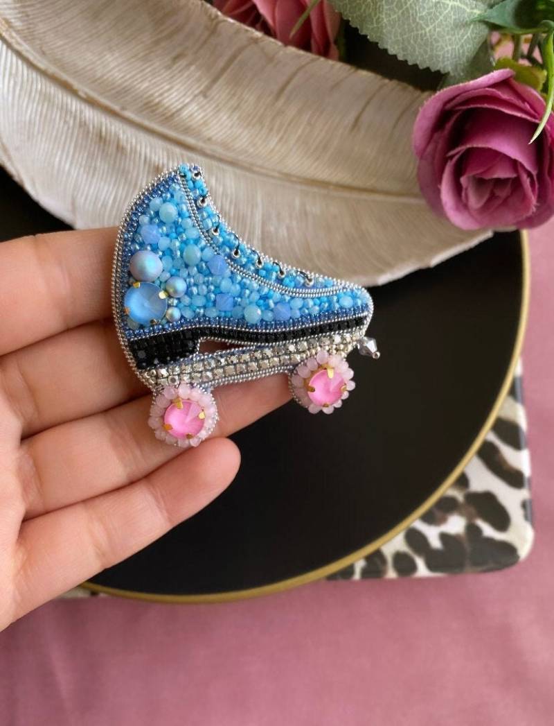 Handgemachte Perlen Skate Brosche Blau & Pink Swarovski Kristall Pin von BroochesByRain