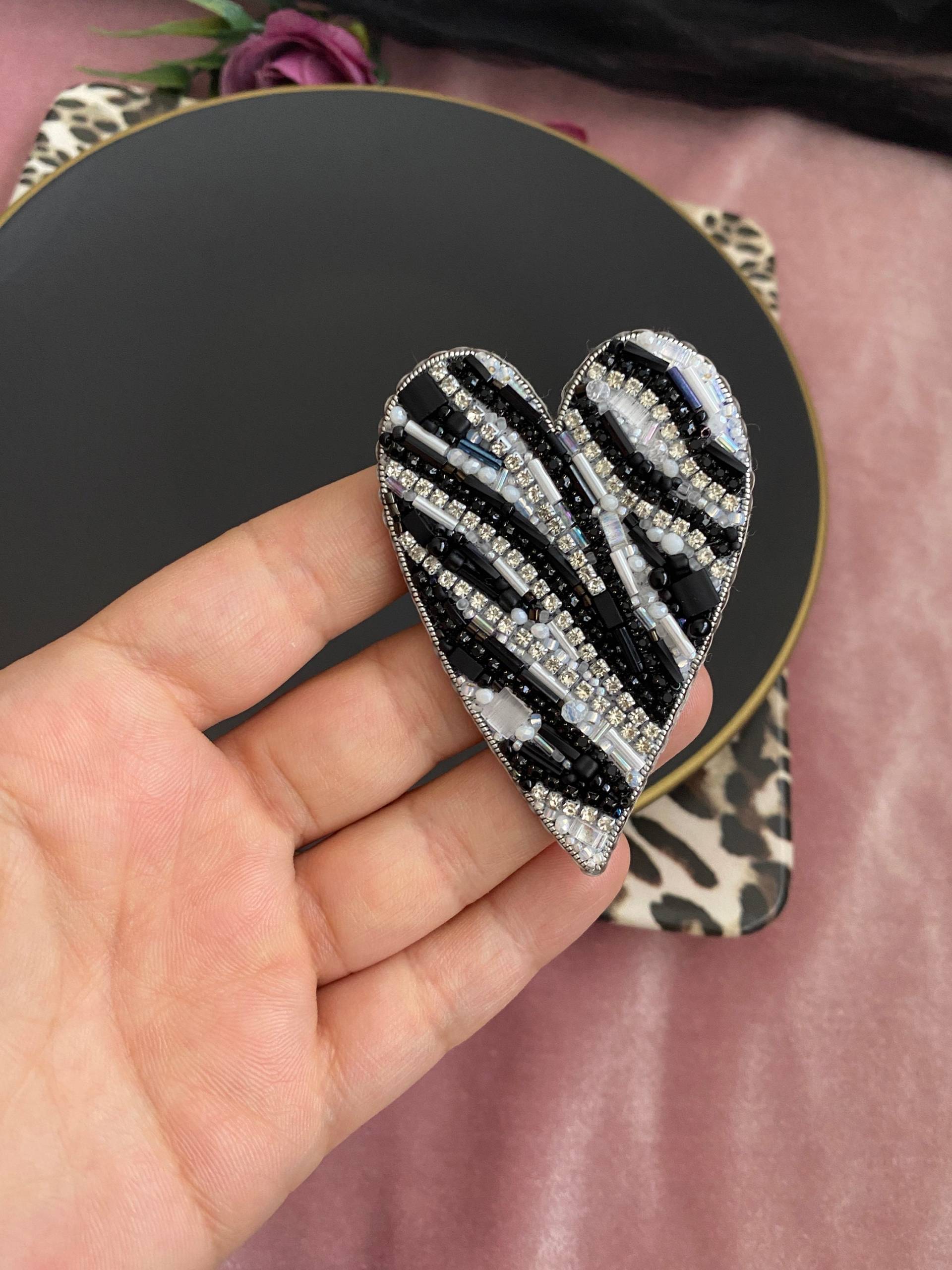 Handgemachte Perlen Zebra Herz Brosche Animal Print Schmuck von BroochesByRain
