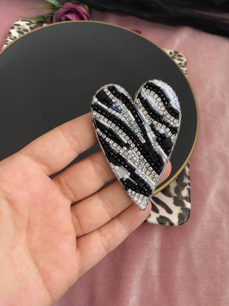 Handgemachte Perlen Zebra Herz Brosche Animal Print Schmuck von BroochesByRain