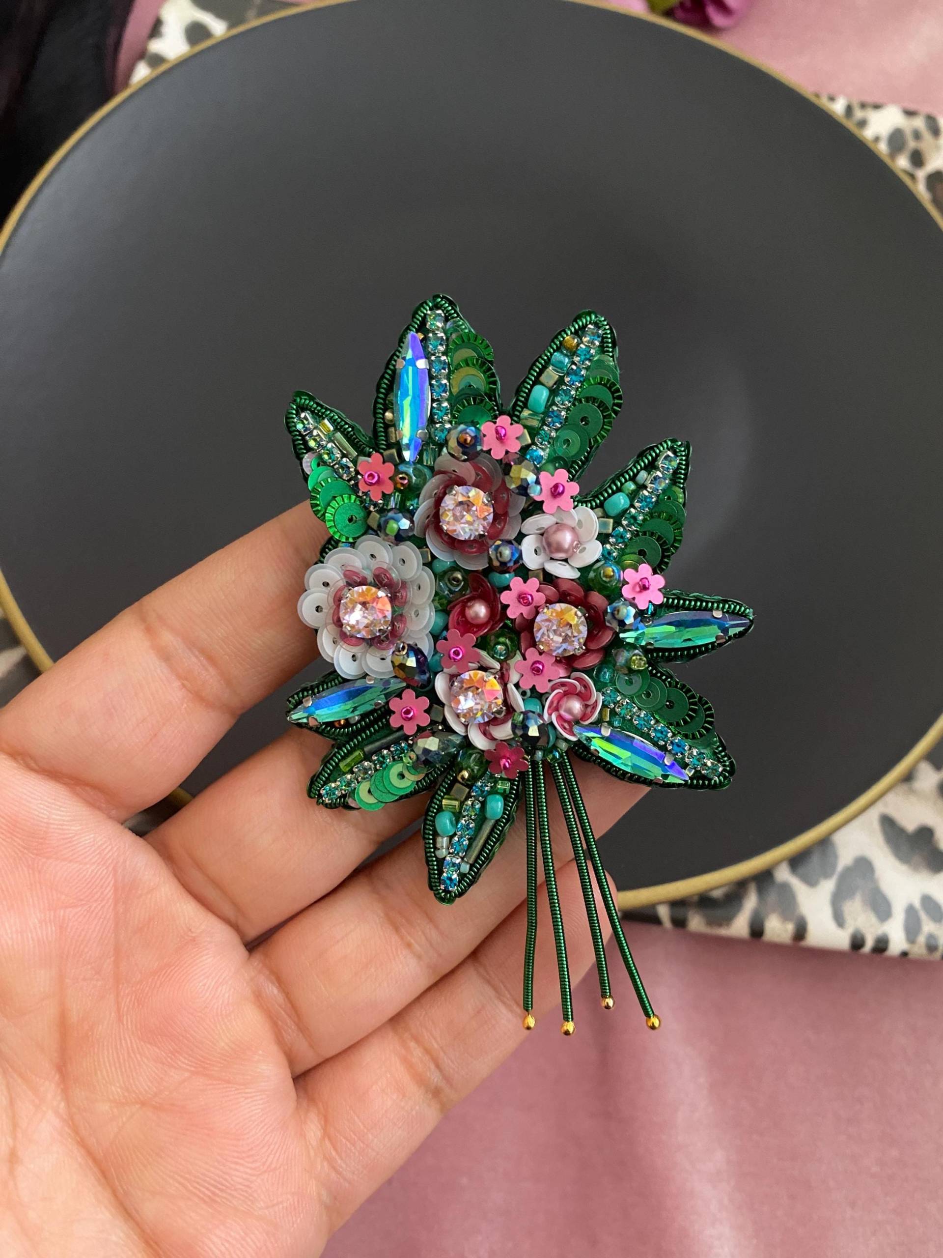 Handgemachte Perlenbrosche 7, 5 cm Lange Anstecknadel von BroochesByRain