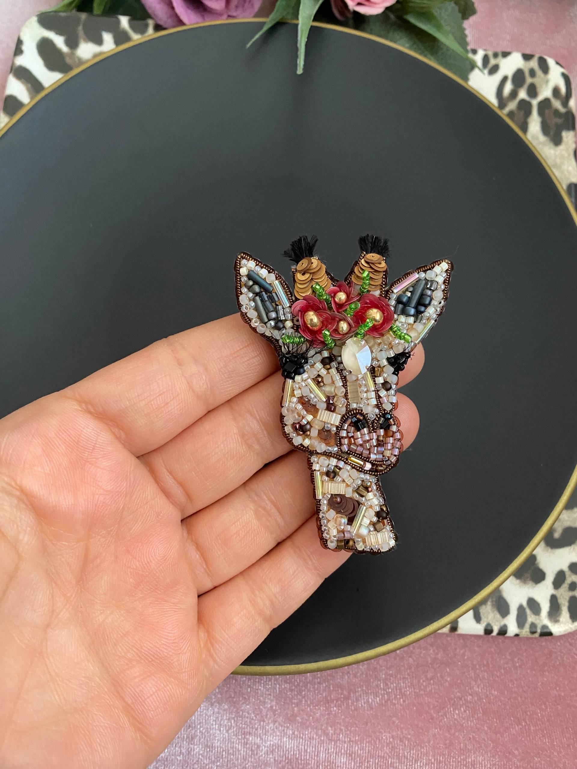 Handgemachte Perlenbrosche Giraffe Swarovski Kristall Wimpernnadel von BroochesByRain