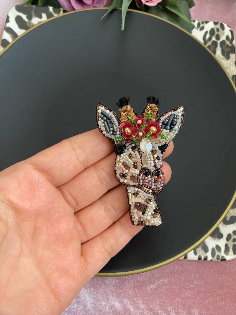 Handgemachte Perlenbrosche Giraffe Swarovski Kristall Wimpernnadel von BroochesByRain