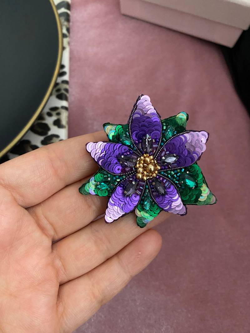 Handgemachte Perlenbrosche Lila Lotus-Weihnachtsstern von BroochesByRain
