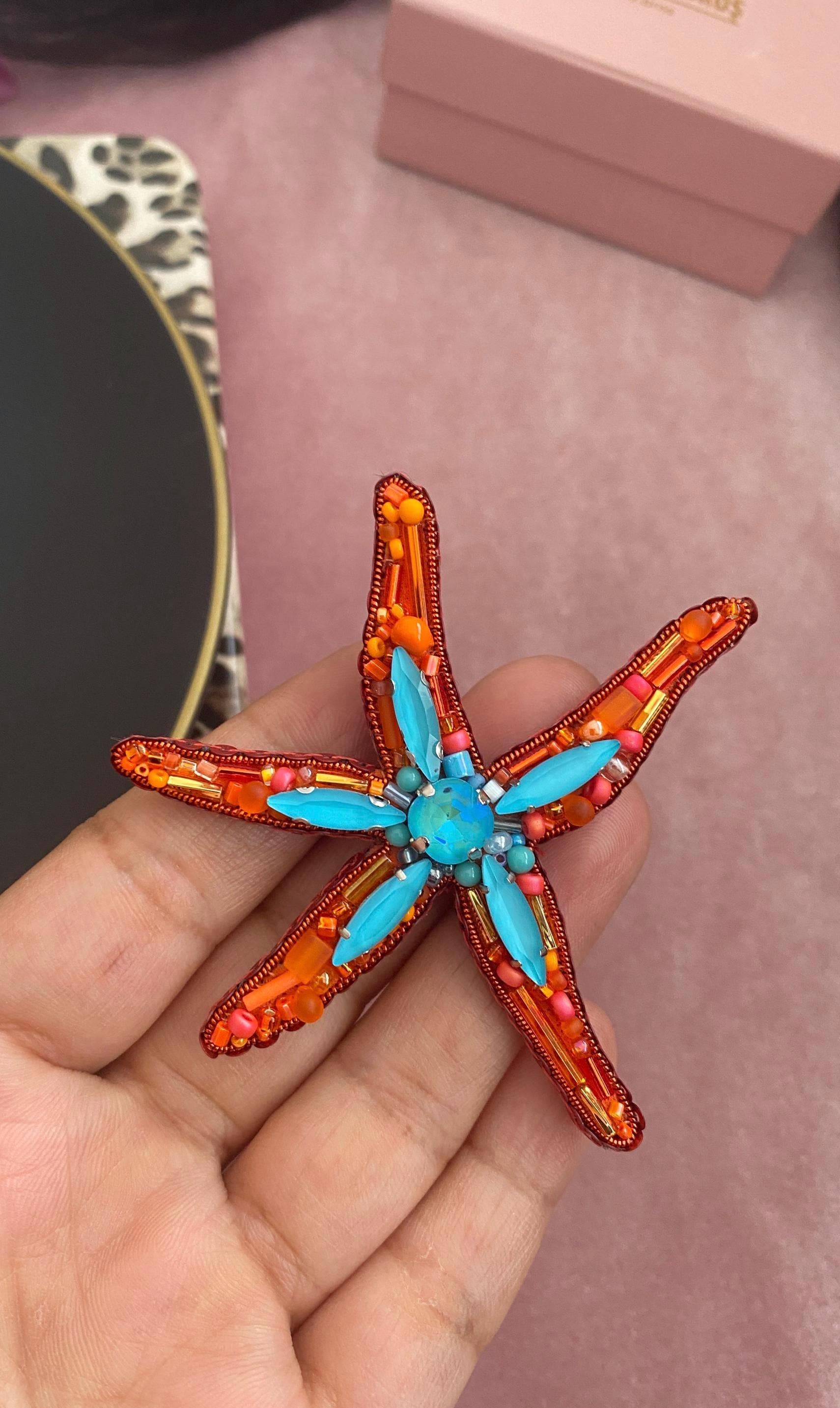 Handgemachte Perlenbrosche Seestern Orange & Blaue Meerestier Anstecknadel von BroochesByRain