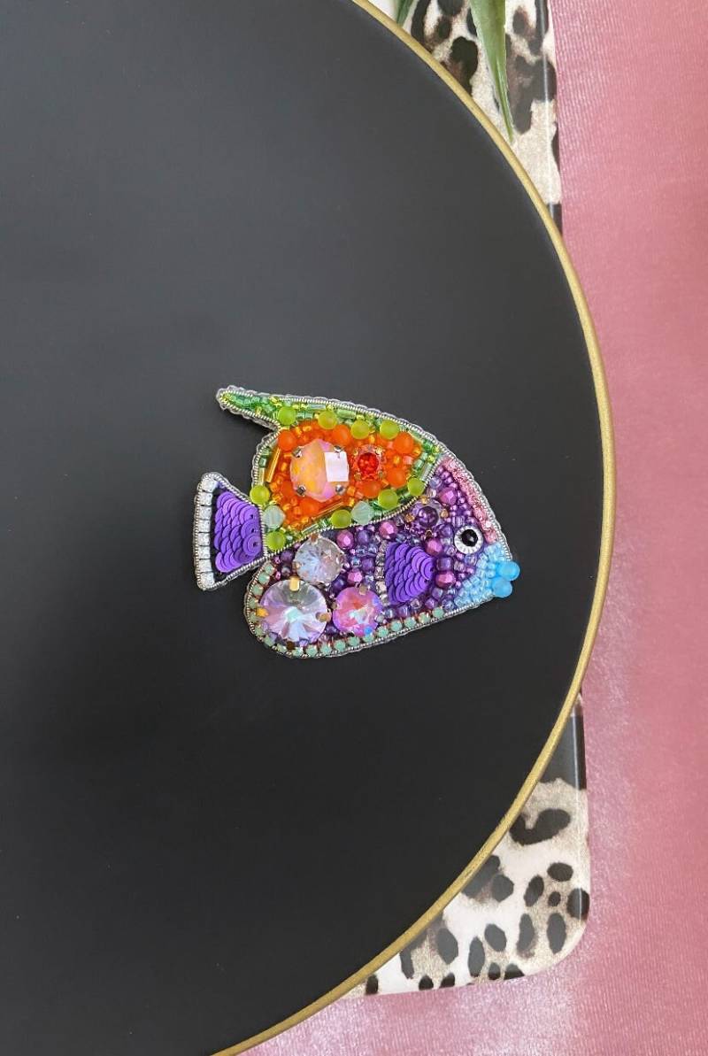 Perlen Angel Fisch Brosche Bunte Kristall Anstecknadel von BroochesByRain